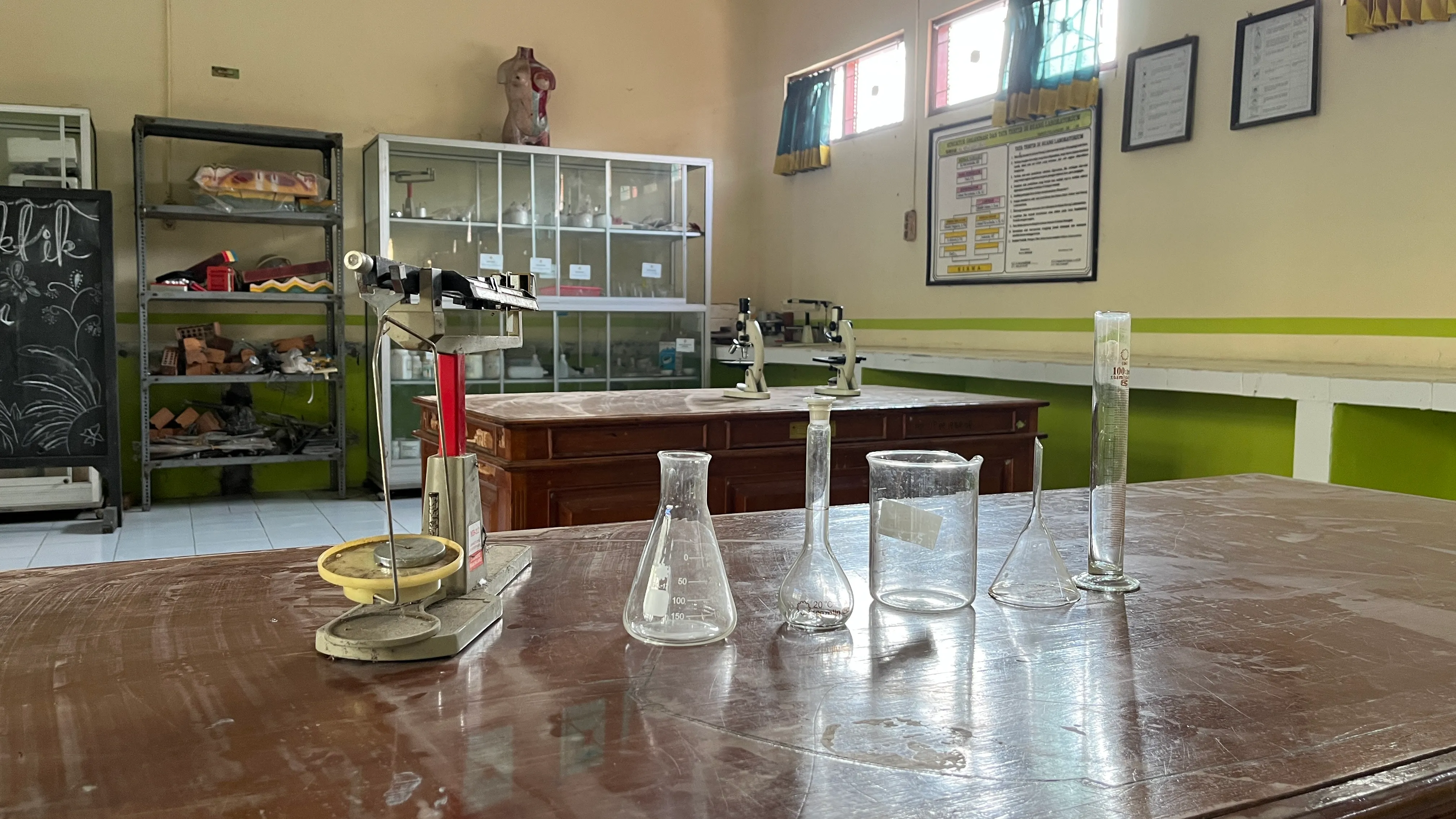 Peralatan praktikum di laboratorium IPA MA MINAT