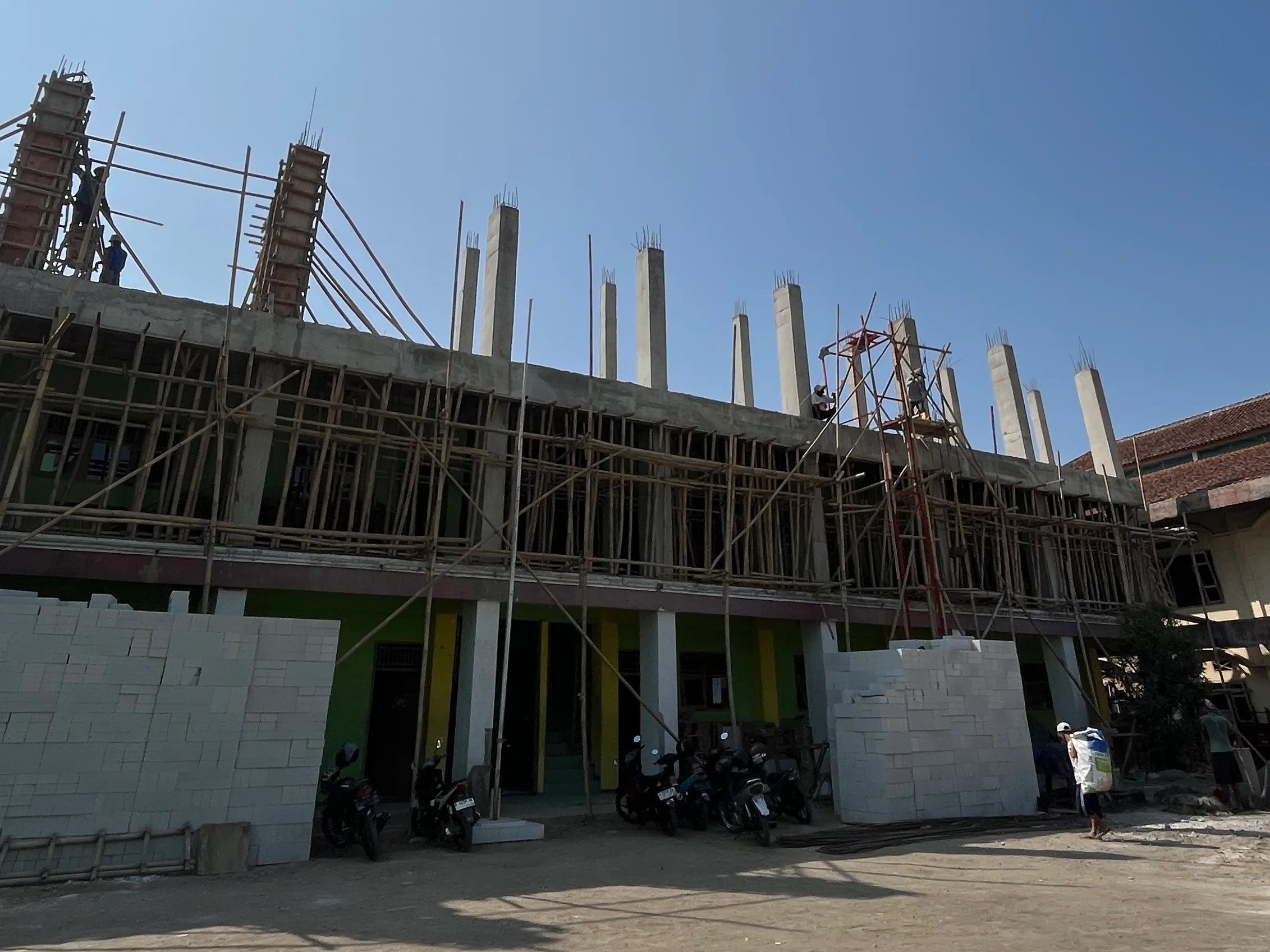 Pembangunan aula dalam pengerjaan.