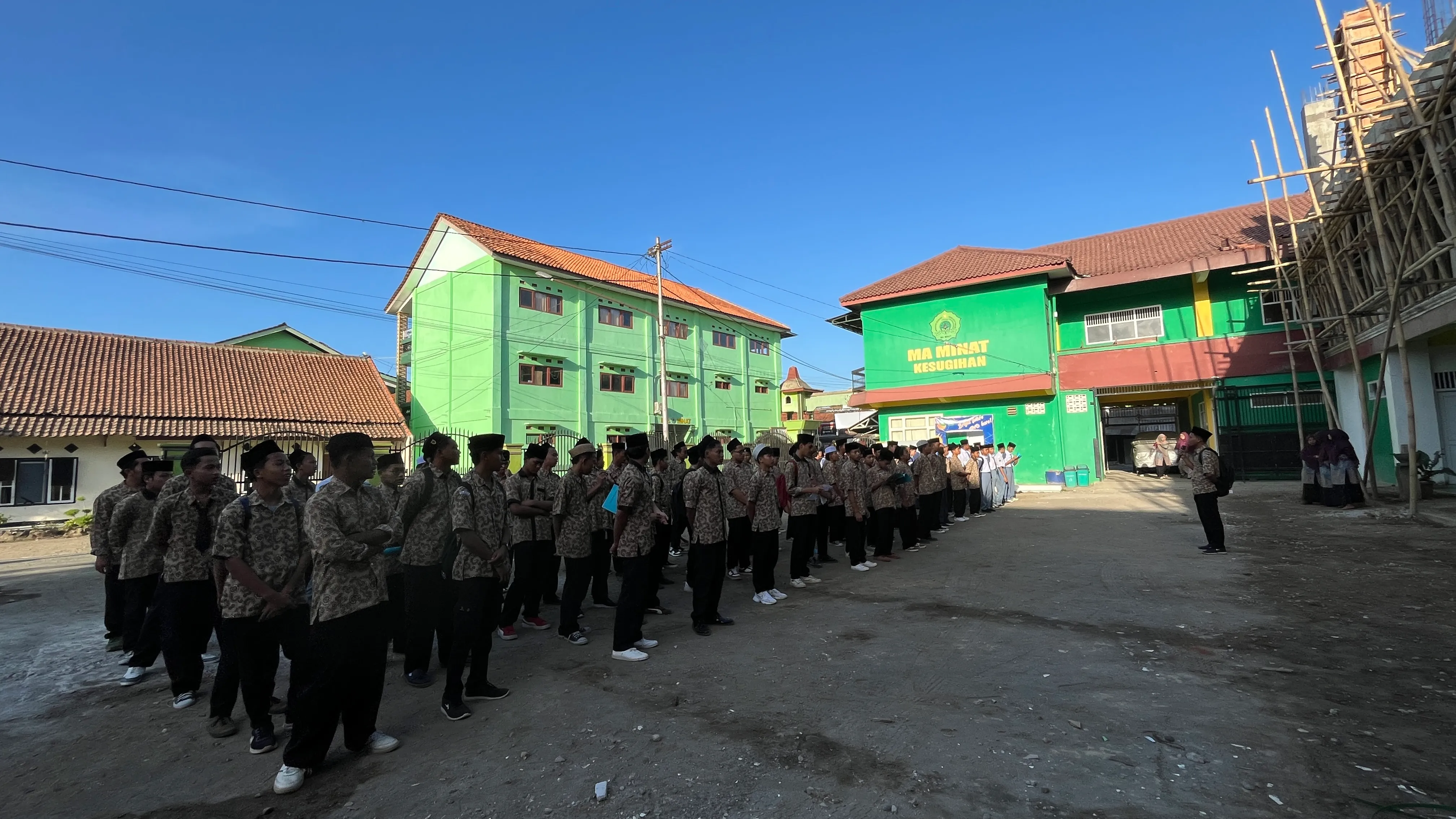 Siswa putra mengikuti apel pagi di halaman MA MINAT
