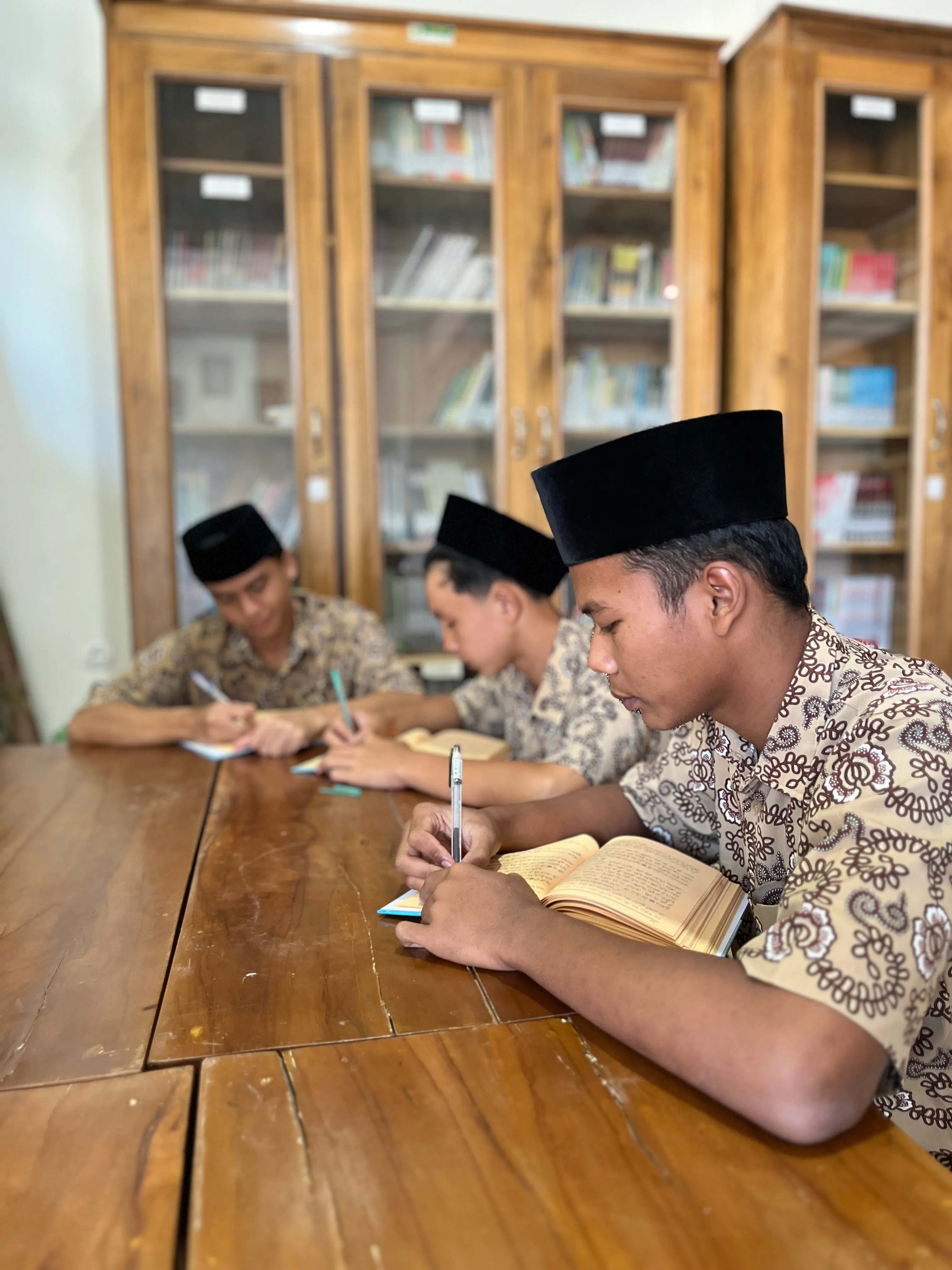 Siswa MA MINAT membaca buku di perpustakaan