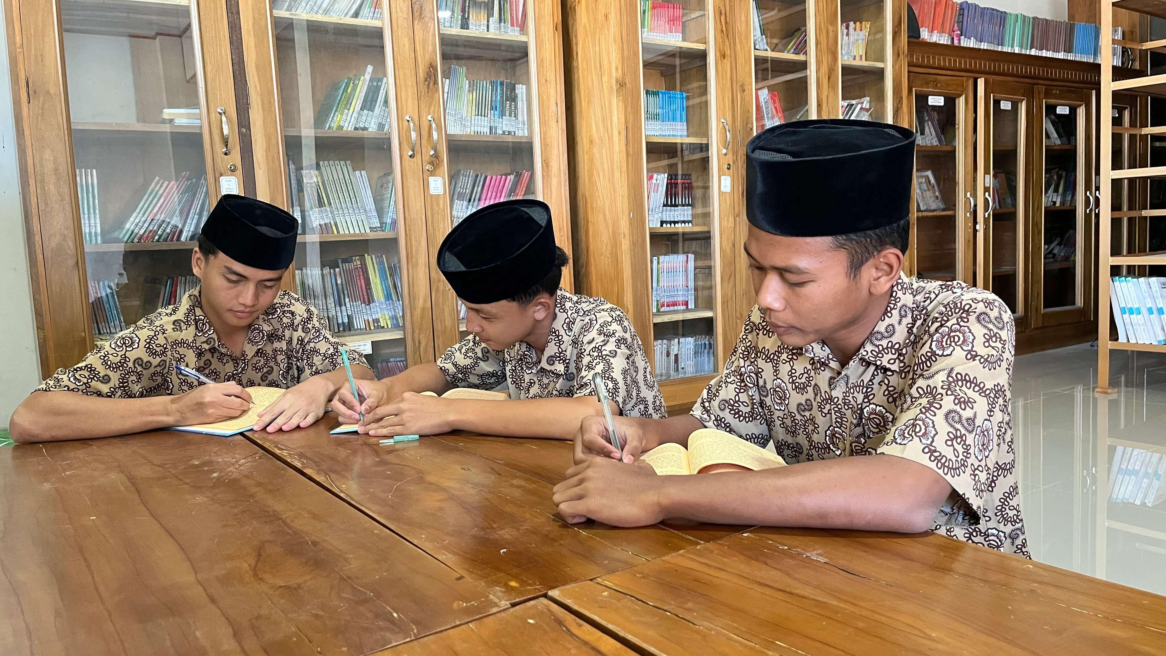 Siswa MA MINAT membaca bersama di perpustakaan