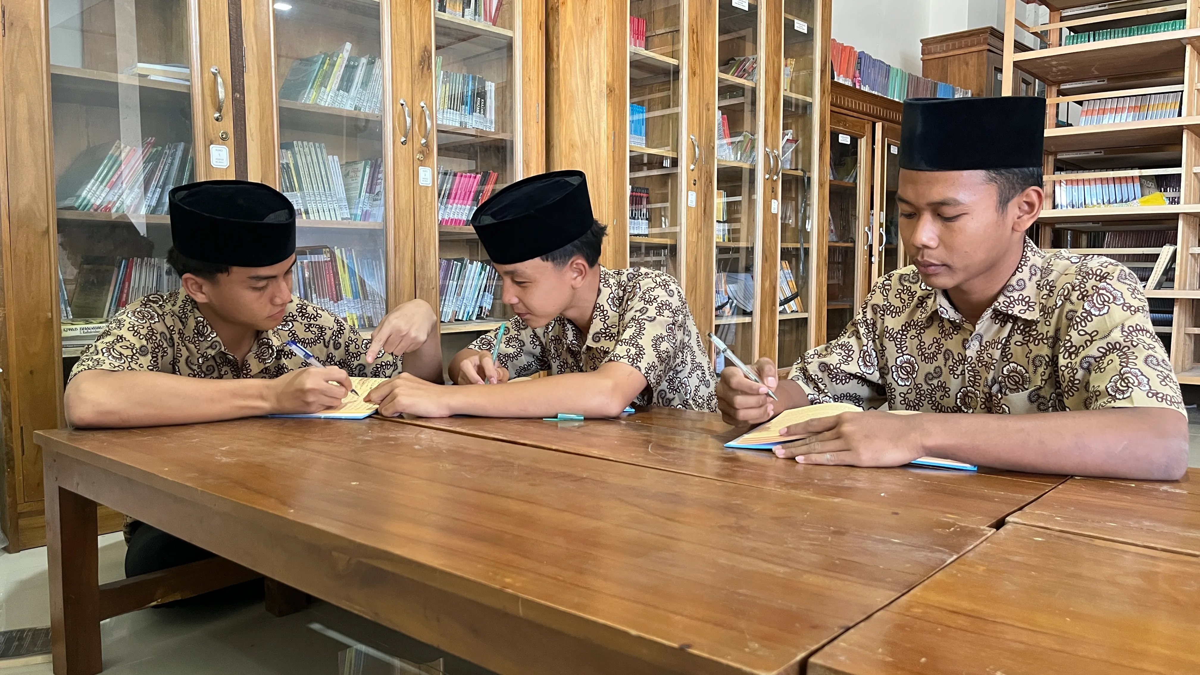 Siswa MA MINAT belajar di perpustakaan