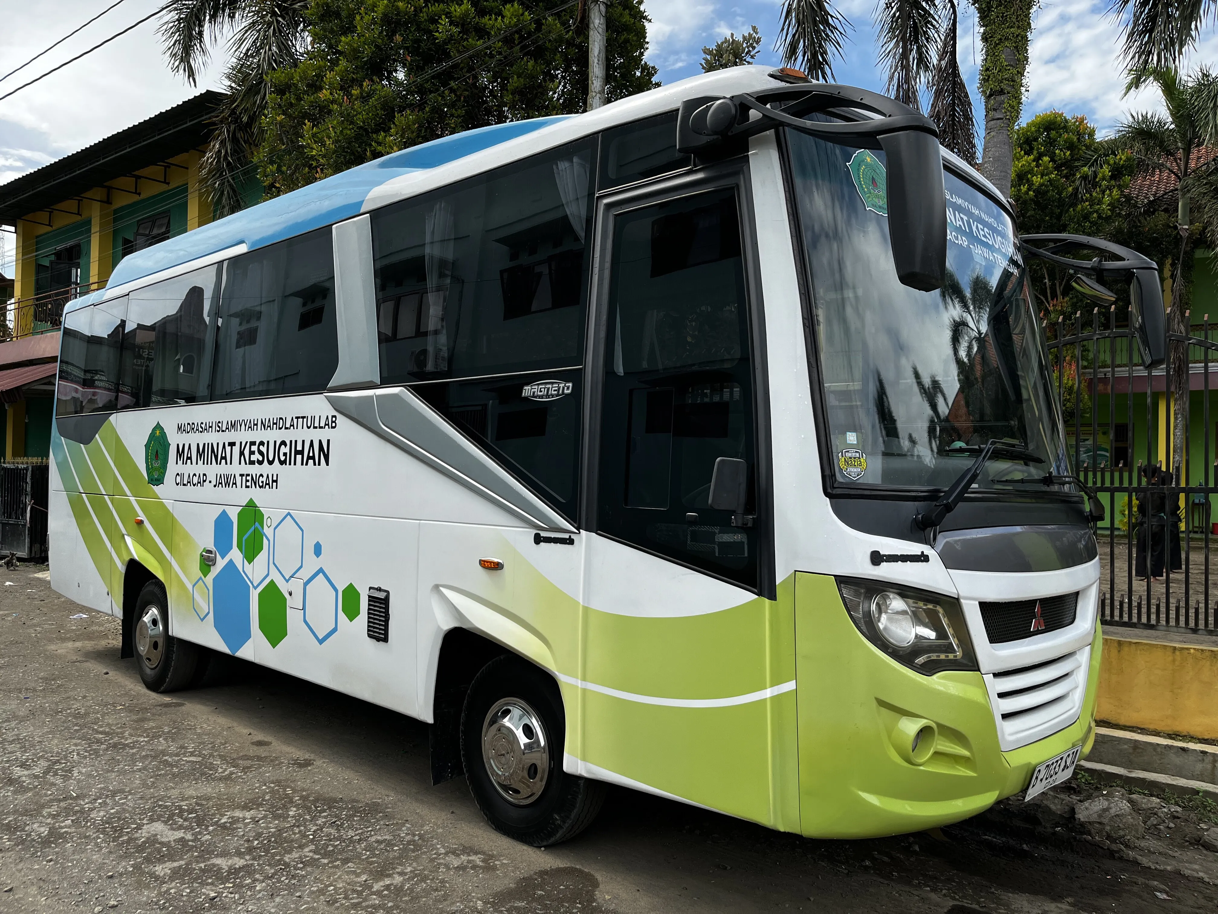 Bus sekolah MA MINAT dengan tanda pengenal madrasah