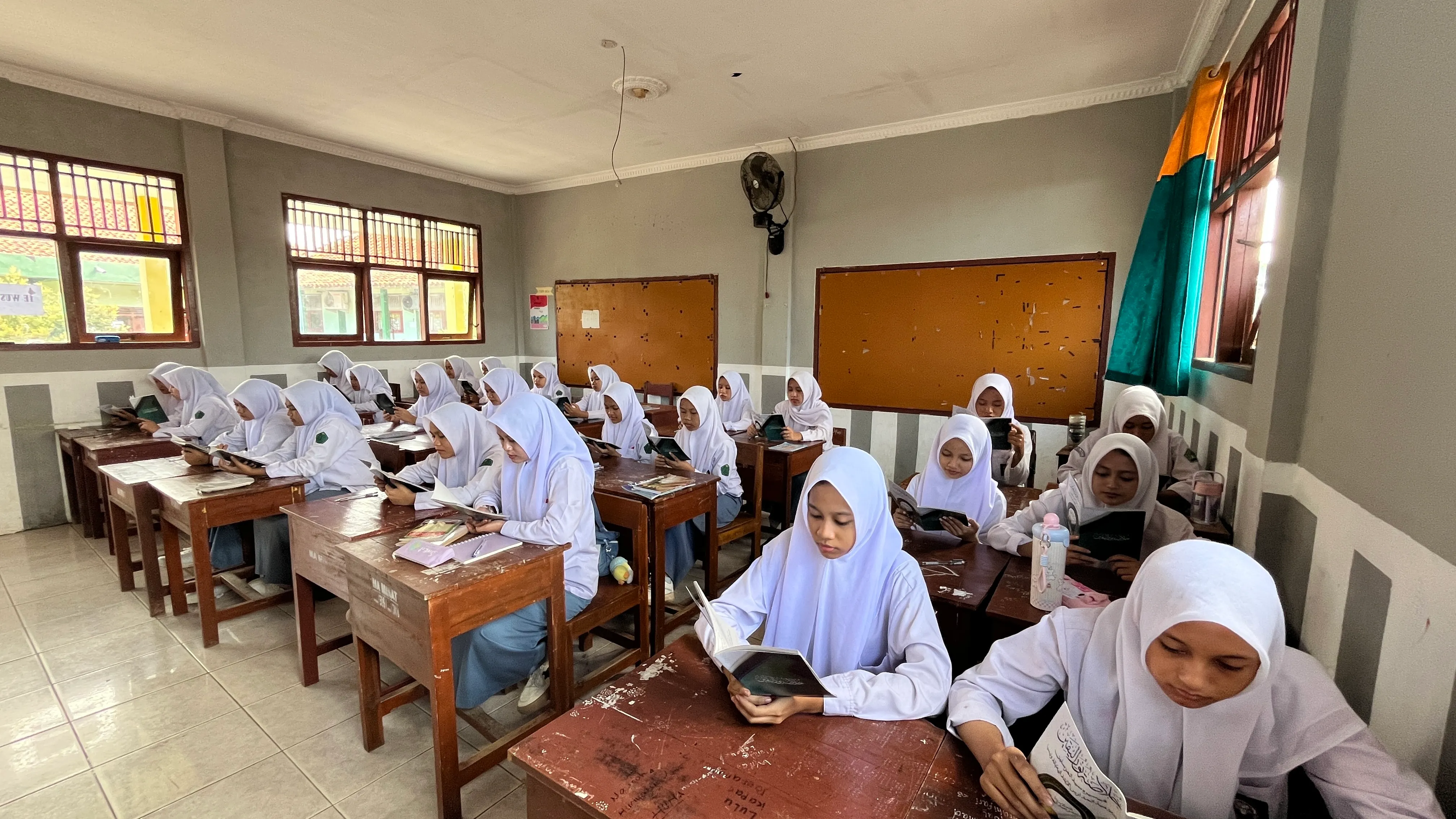 Siswi MA MINAT mengikuti pembelajaran di kelas