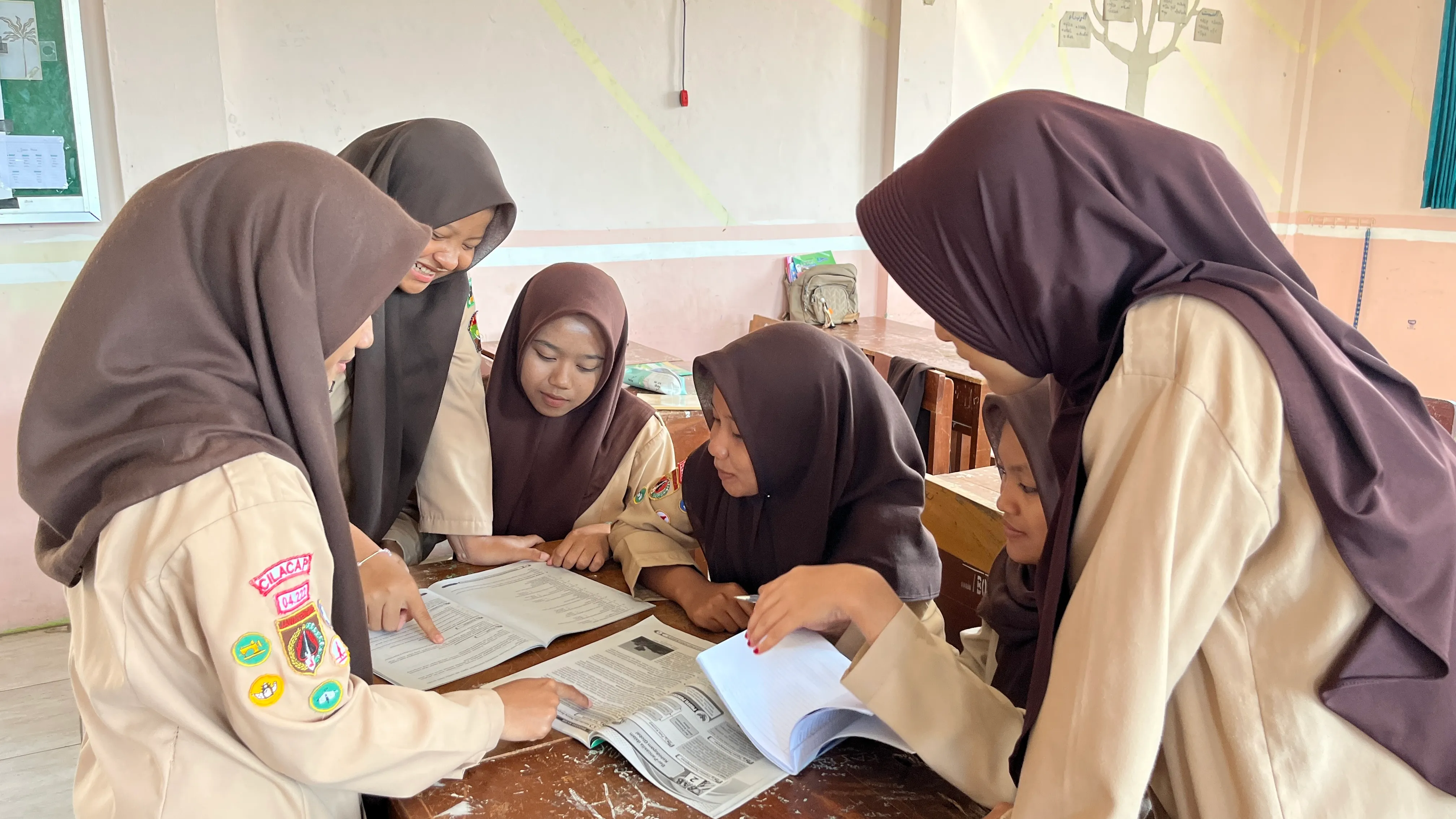 Siswi MA MINAT belajar bersama dalam kelompok